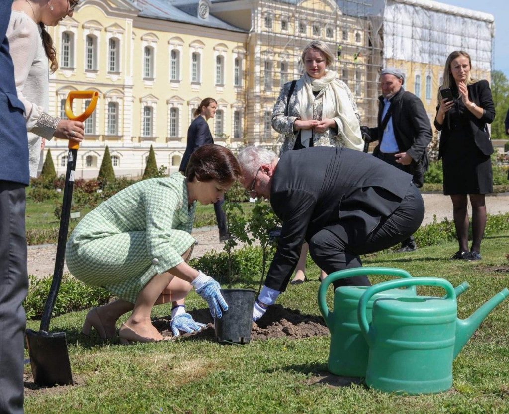 Šī bilde nav no protesta, bet labi, ka E.Levits stāda kokus. Ar vienkāršiem uzdevumiem prezidents tiek galā.